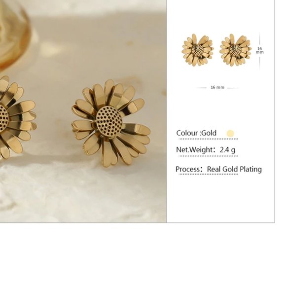 New 18K Gold Plated Daisy Flower Stud Earrings - Picture 6 of 6